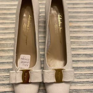 Salvatore Ferragamo Boutique ivory crocodile leather block heel